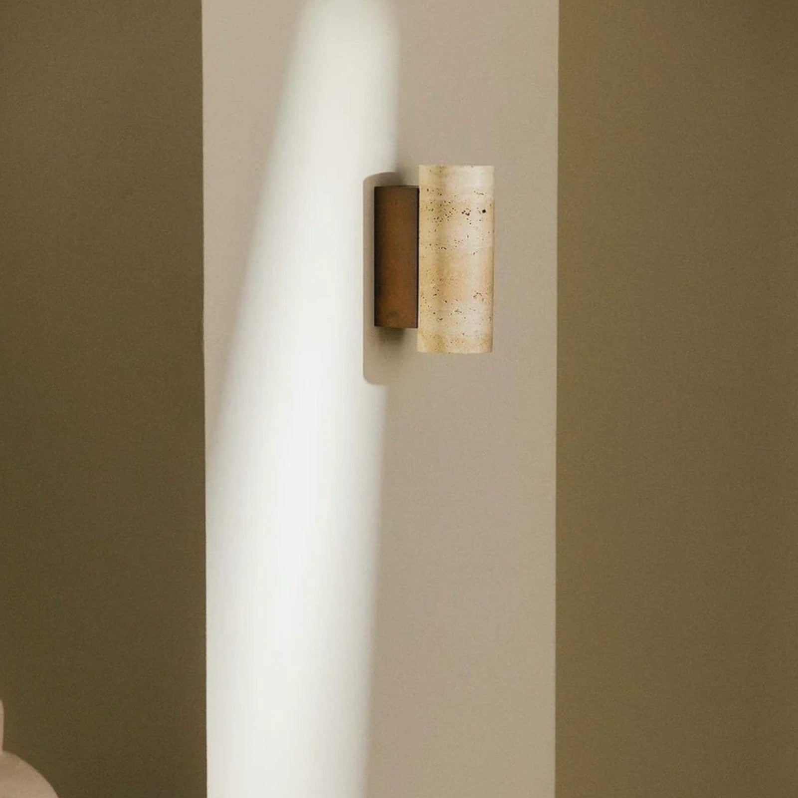 Luxuriöse Wandleuchte aus Naturstein mit Philips HUE