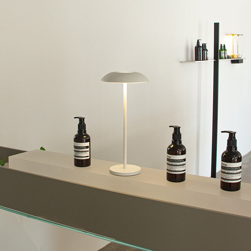 Eiserne elegante Tischlampe