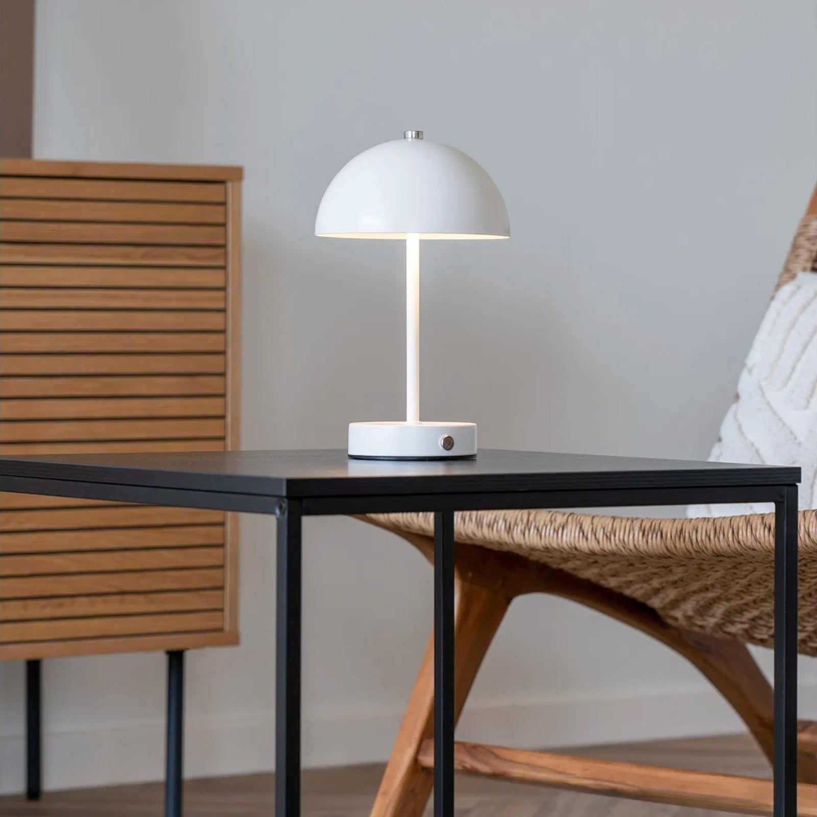 Wiederaufladbare Stahl-LED-Tischlampe